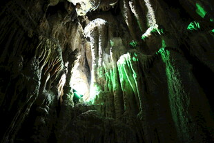神秘溶洞内的奇幻绿光景观