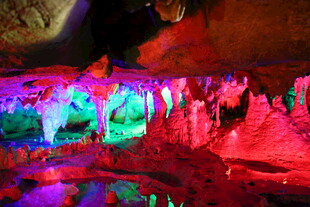 梦幻溶洞景观 五彩斑斓