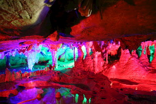 梦幻溶洞景观 色彩斑斓