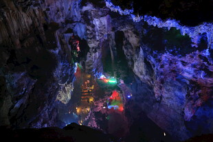 梦幻溶洞内的多彩景观