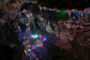 梦幻溶洞灯光秀景观