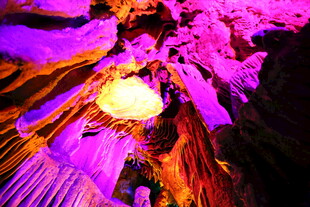 梦幻灯光下的舞者表演