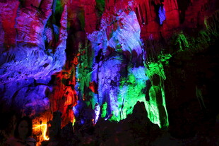 五彩斑斓的溶洞景观