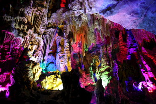梦幻溶洞景观 五彩斑斓