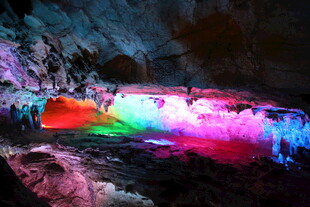 梦幻溶洞彩色冰瀑景观