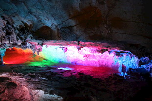 梦幻溶洞彩色光影奇观