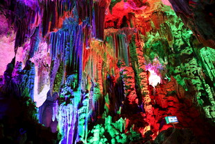 五彩斑斓的溶洞景观