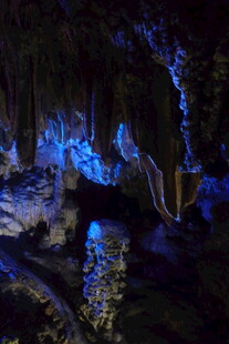 梦幻蓝色溶洞景观