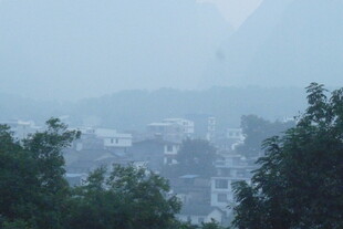 雾中远景 城市与绿树相映