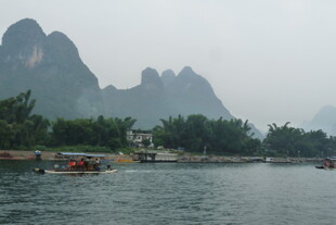 漓江山水间的悠然泛舟