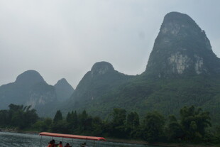 漓江山水间的乘船游览