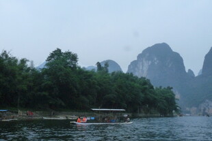 漓江山水间的悠然竹筏