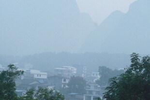 雾中朦胧山水村落景色