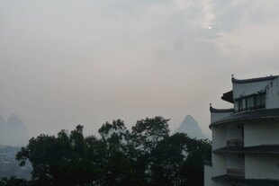 中式建筑与朦胧山林景观