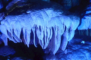 梦幻蓝调冰洞冰柱景观