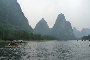 漓江山水间的竹筏美景