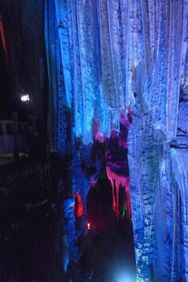 梦幻灯光装饰的通道