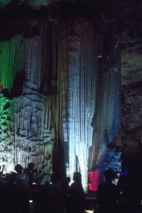 梦幻溶洞景观吸引众多游客