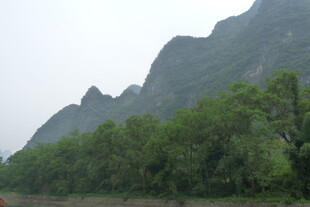 青山绿树环绕的山水景致