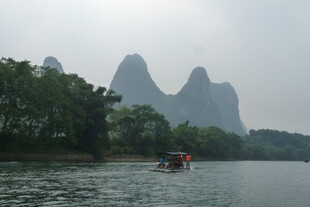 漓江山水间的悠然小船