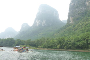漓江山水间的游船美景