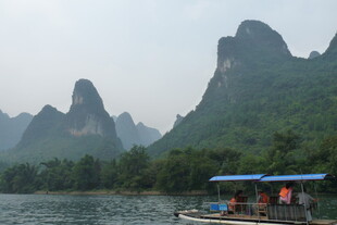 漓江山水间的游船风光