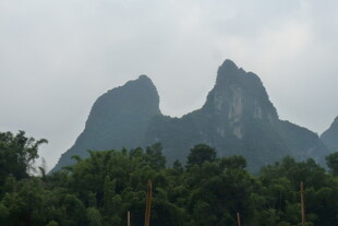 秀丽山峰隐于葱郁林木间