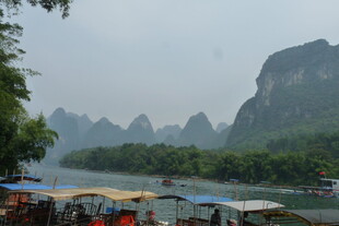 漓江山水间的江畔风光