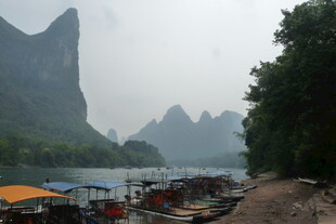 漓江畔船只停泊山水景