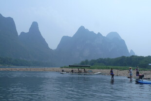 漓江山水间的竹筏漂流