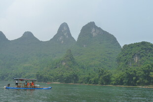 漓江山水间的竹筏漂流