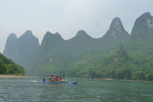 漓江山水间的悠然竹筏