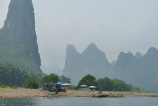 漓江山水间的江畔景致