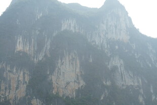 巍峨险峻的壮丽山峰