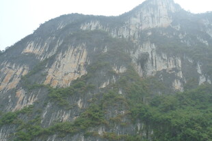 巍峨险峻的壮丽山峰