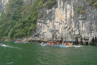 漓江山水间的游船风光
