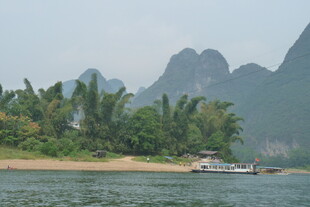 漓江山水间的游船风光