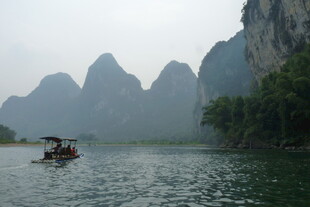 漓江山水间的悠然小船