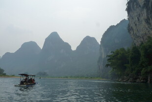 漓江山水间的竹筏泛舟