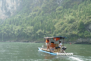 江上小船穿行青山绿水间