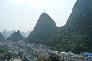 桂林山水间的城镇风光