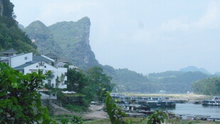 山水相依的江畔美景