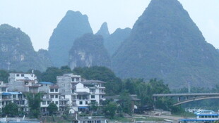 桂林山水间的村庄美景