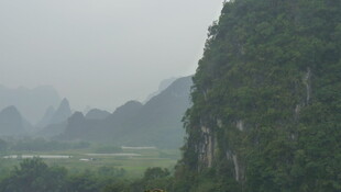 山间美景 云雾缭绕的峰林
