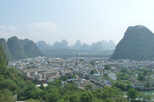 桂林山水间的城市风光