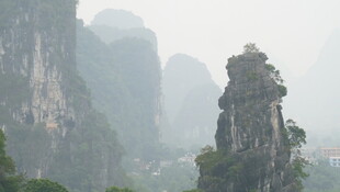 奇峰耸立的壮美山水景观