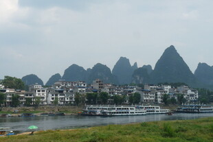 漓江畔的山水城镇风光