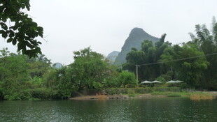 山水间的静谧湖泊风光