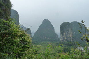 秀丽山峦与葱郁植被景观