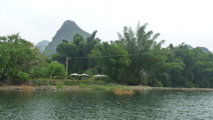 山水相依的秀丽自然景观